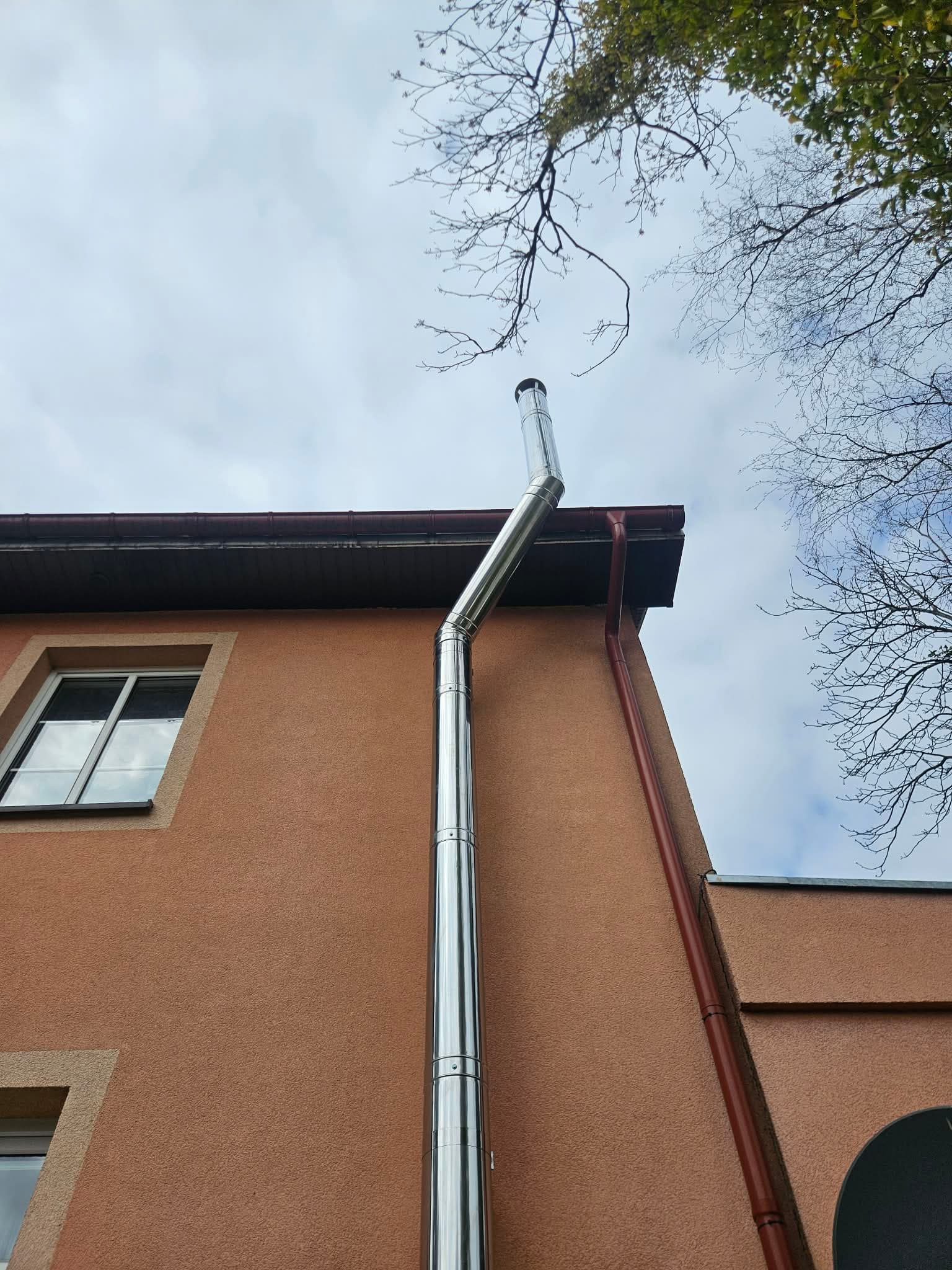 Zewnętrzny komin ze stali nierdzewnej z obejściem okapu dachu